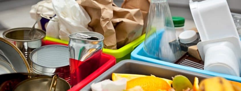 Reciclaje y contenedores de basura en restaurantes